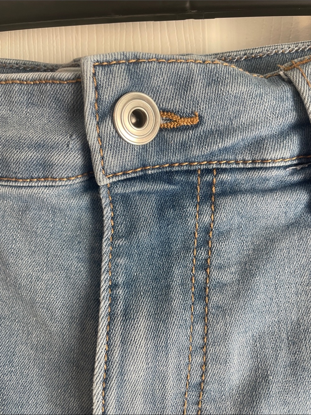 Light Wash Frayed Hem Stretchy Jean Shorts - Casual Summer Staple - Picture 4 of 5